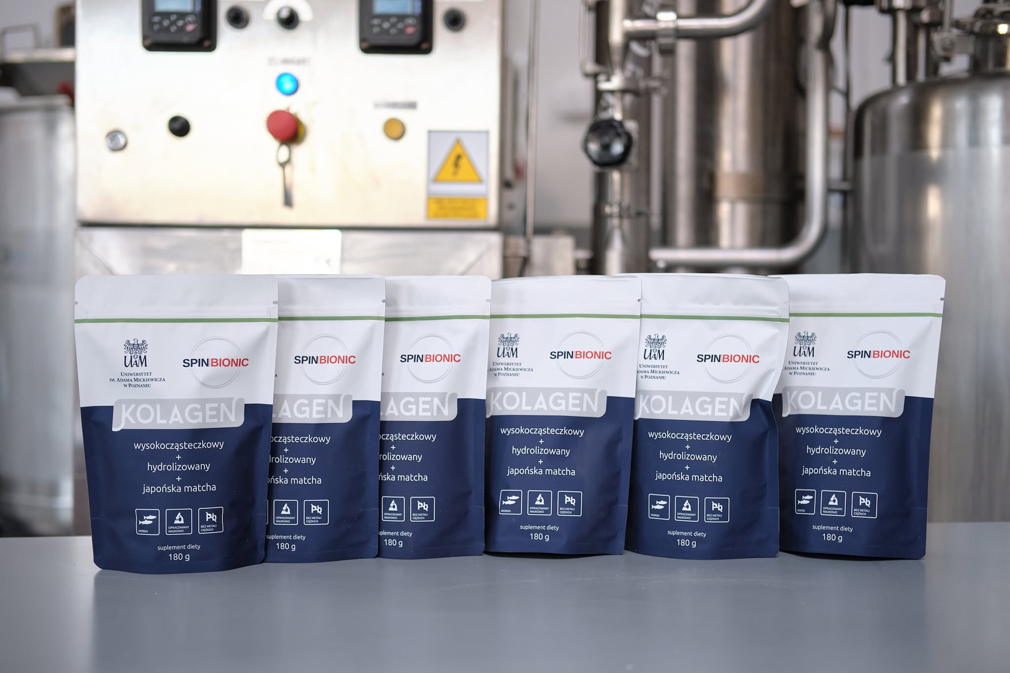 Opakowania Kolagen Matcha przy linii produkcyjnej