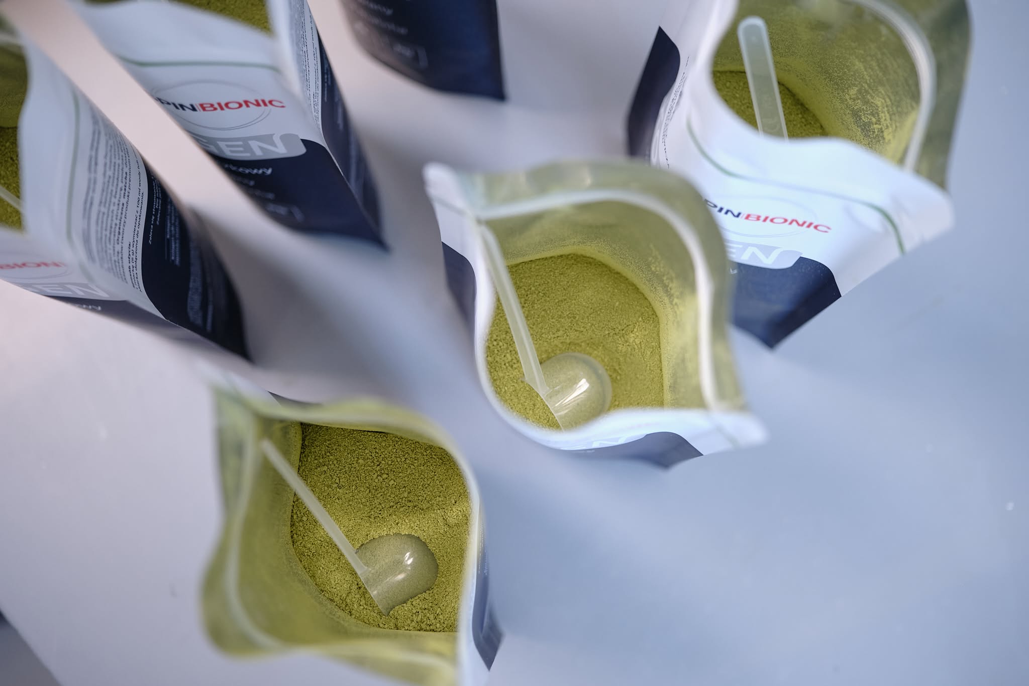 Otwarte opakowania Kolagen Matcha z miarką